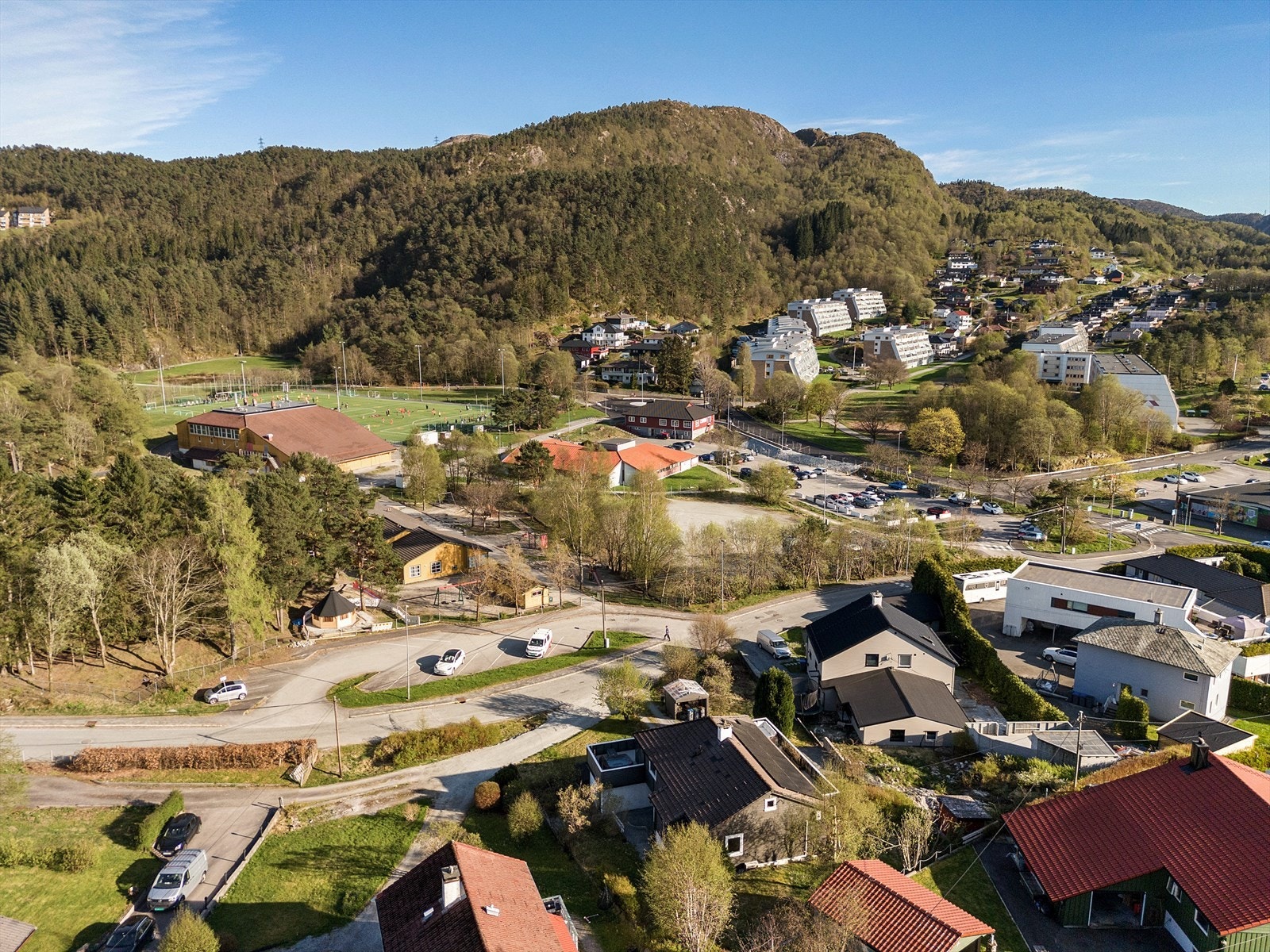Boligen befinner seg i et trygt og barnevennlig område, med kort vei til både barnehage og skole. Galleribilde