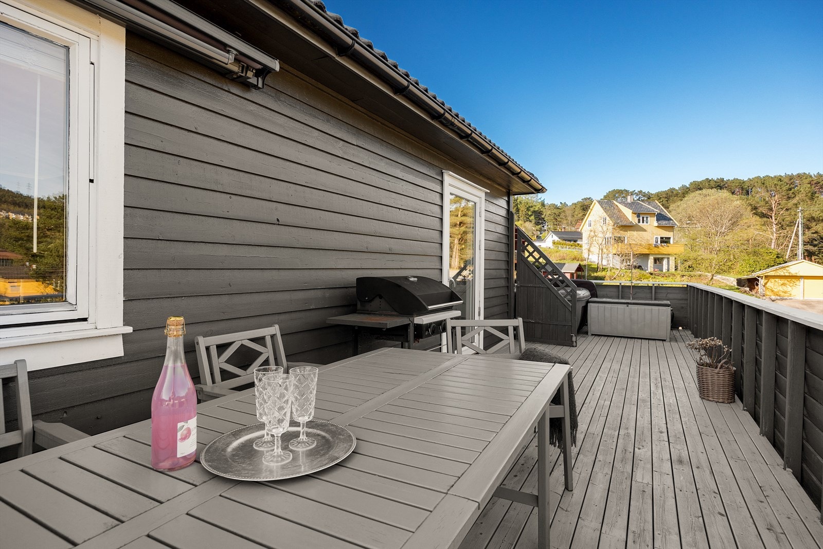 Med en utgang fra kjøkkenet kan du enkelt lage til et godt måltid inne eller på grillen for og så nyte maten ute. Galleribilde