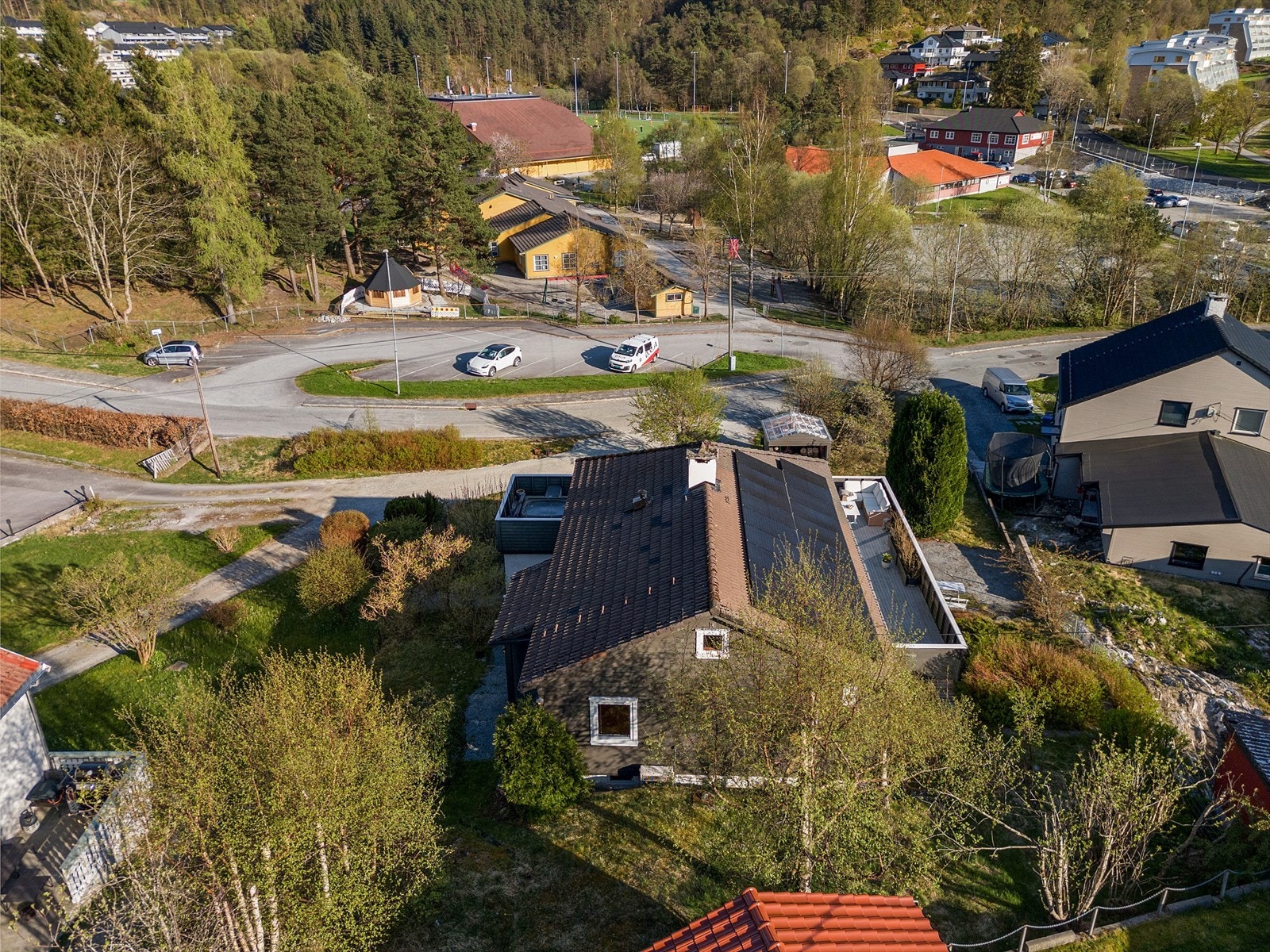 19 solcellepaneler ble montert i 2021. Anlegget er på ca. 6,8 kwh. Galleribilde
