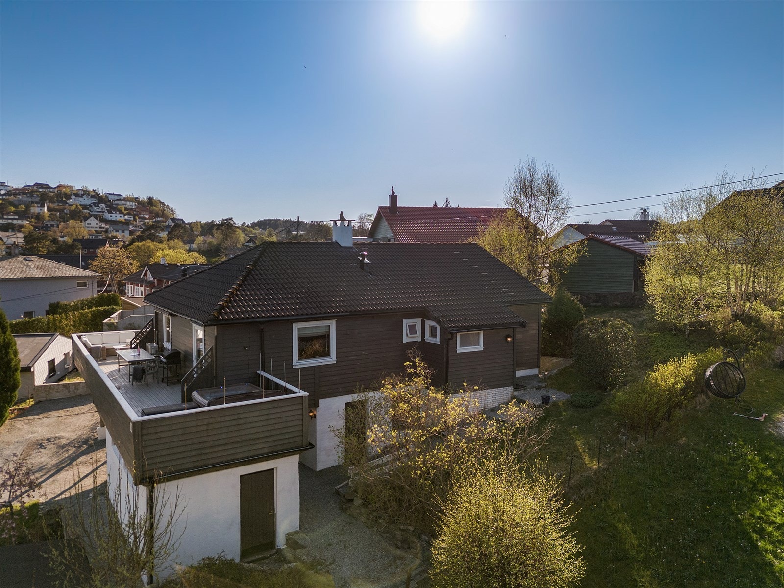 Eiendommen har en fin beliggenhet i rolig og etablert boligområde, og med gangavstand til et rikt servicetilbud ved Åsane Storsenter, Horisont og Gullgruven. Galleribilde