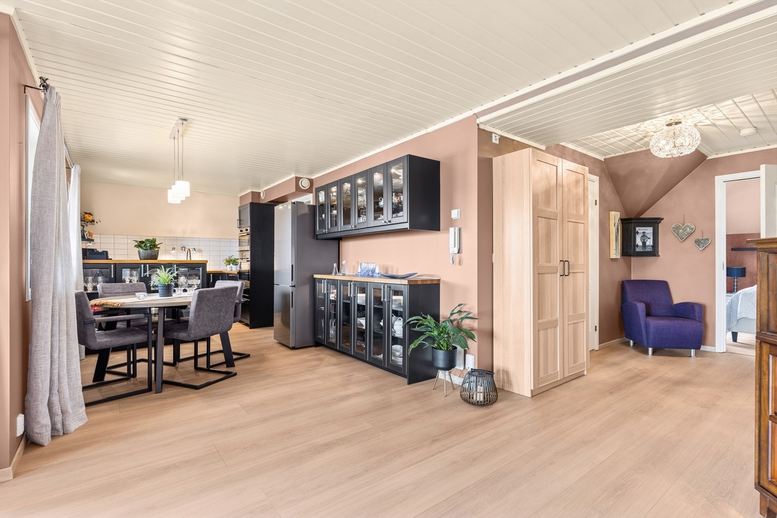 Det er fin plass til spisebord i tilknytning til kjøkkenet. Galleribilde