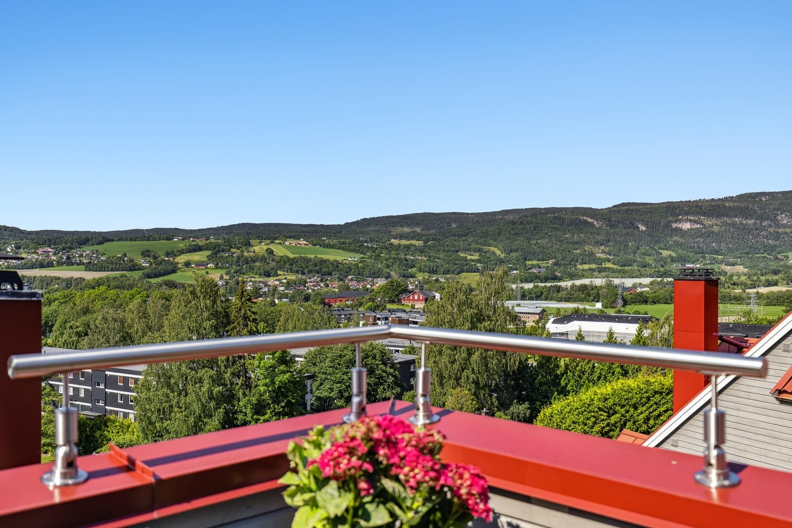 Fra terrassen har man fin utsikt over deler av Lierdalen. Galleribilde