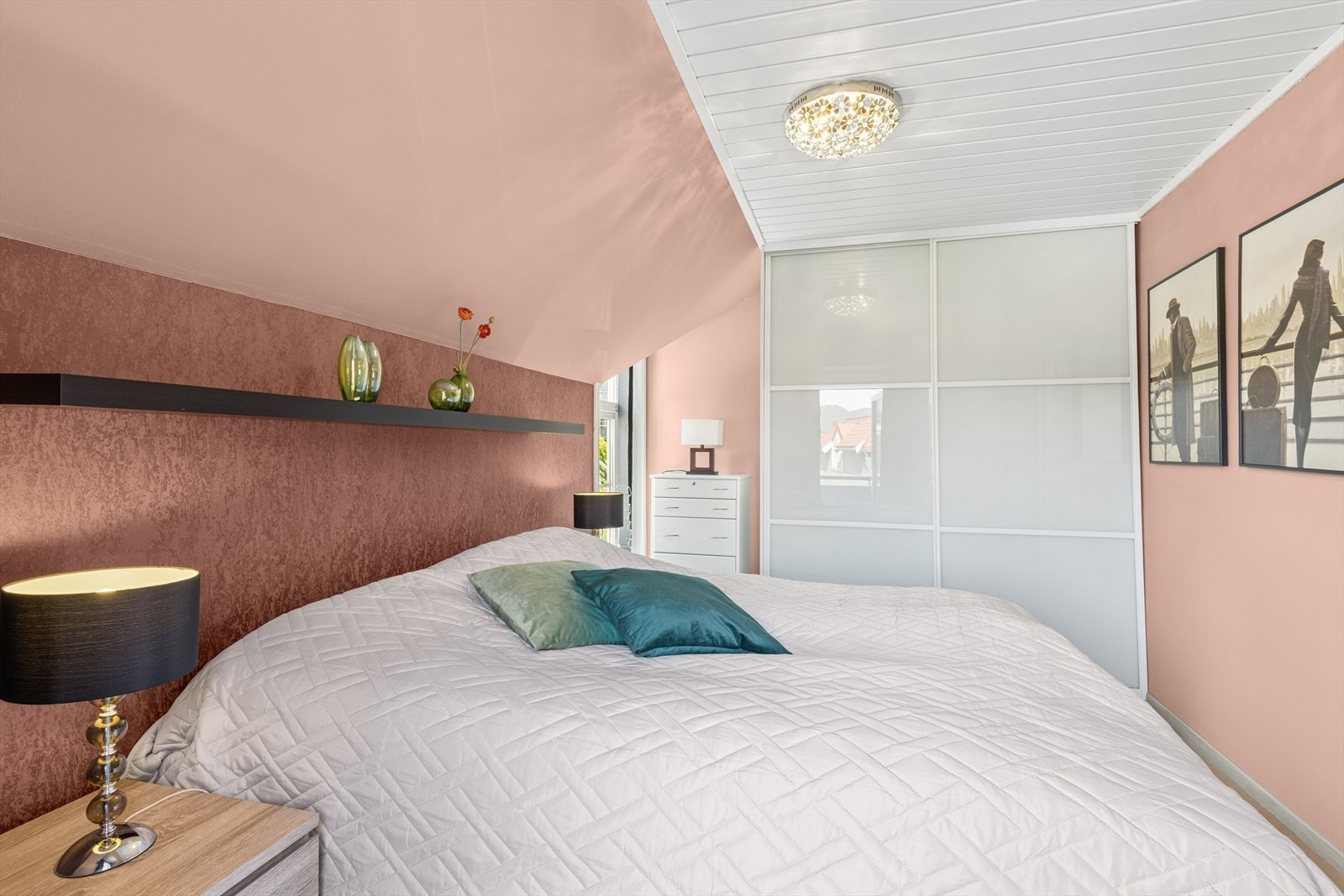Soverom I med skyvedørsgarderobe. Galleribilde