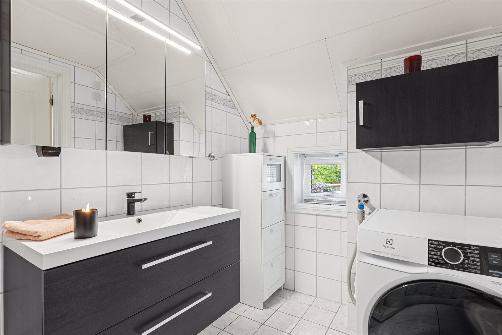Det er innredning med nedfelt servant (nytt i 2021), toalett (nytt i 2024), dusjkabinett (nytt i 2016) og opplegg for vaskemaskin. Galleribilde