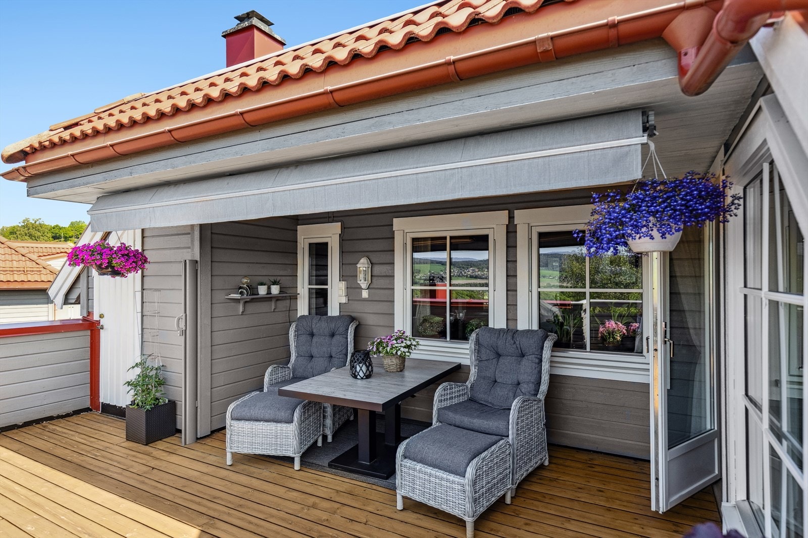 Utvendig bod på terrassen. Galleribilde