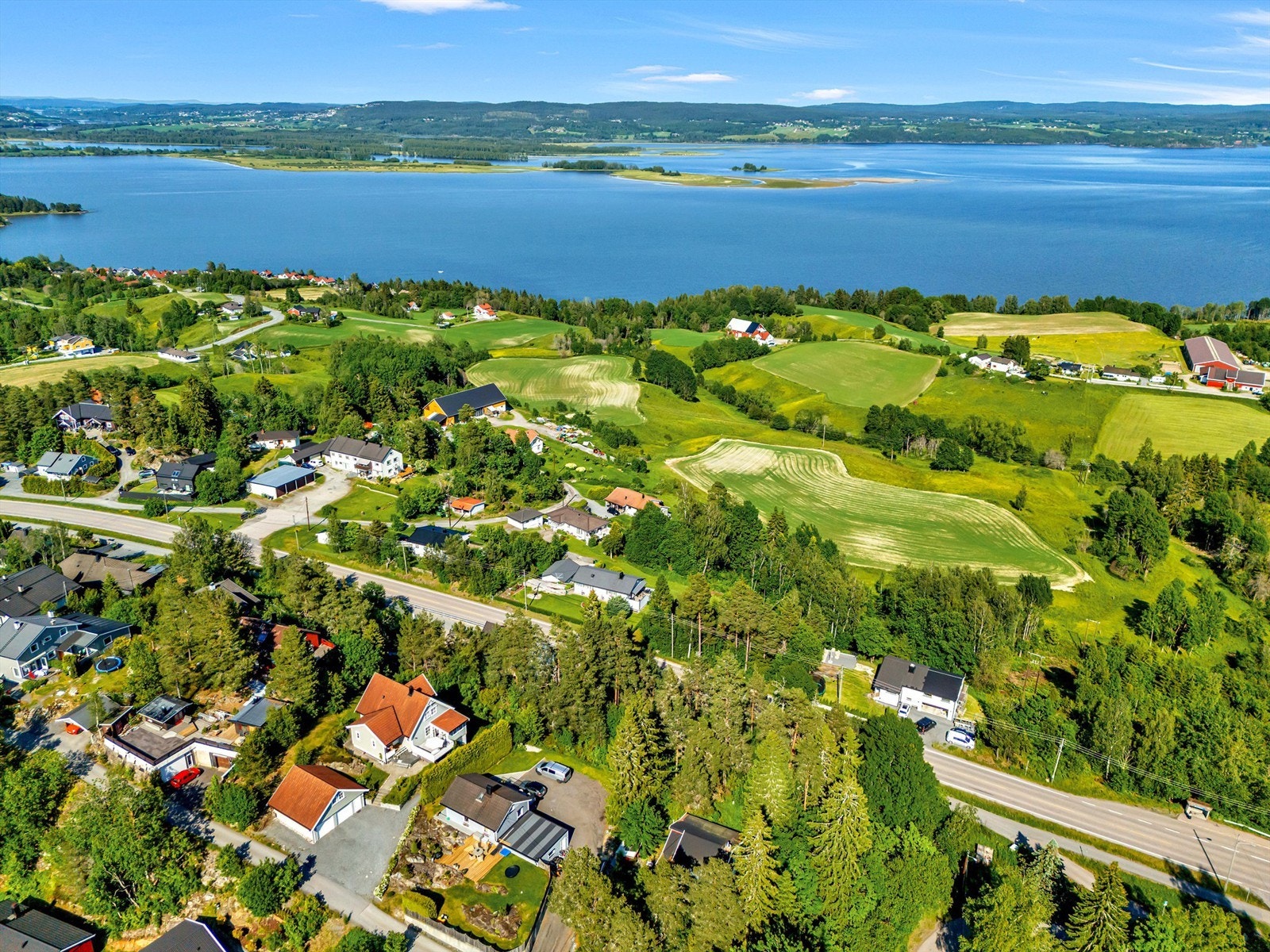 Tomten har flott utsikt til Øyeren Galleribilde