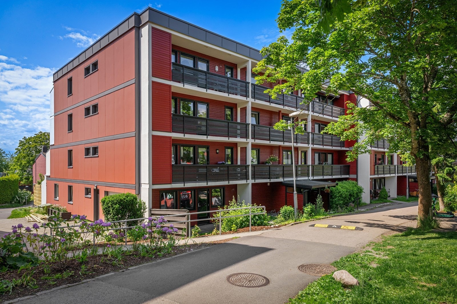 Boligen ligger i et meget attraktivt og barnevennlig boligområde på Nordseter, i bydel Nordstrand i Oslo. Galleribilde