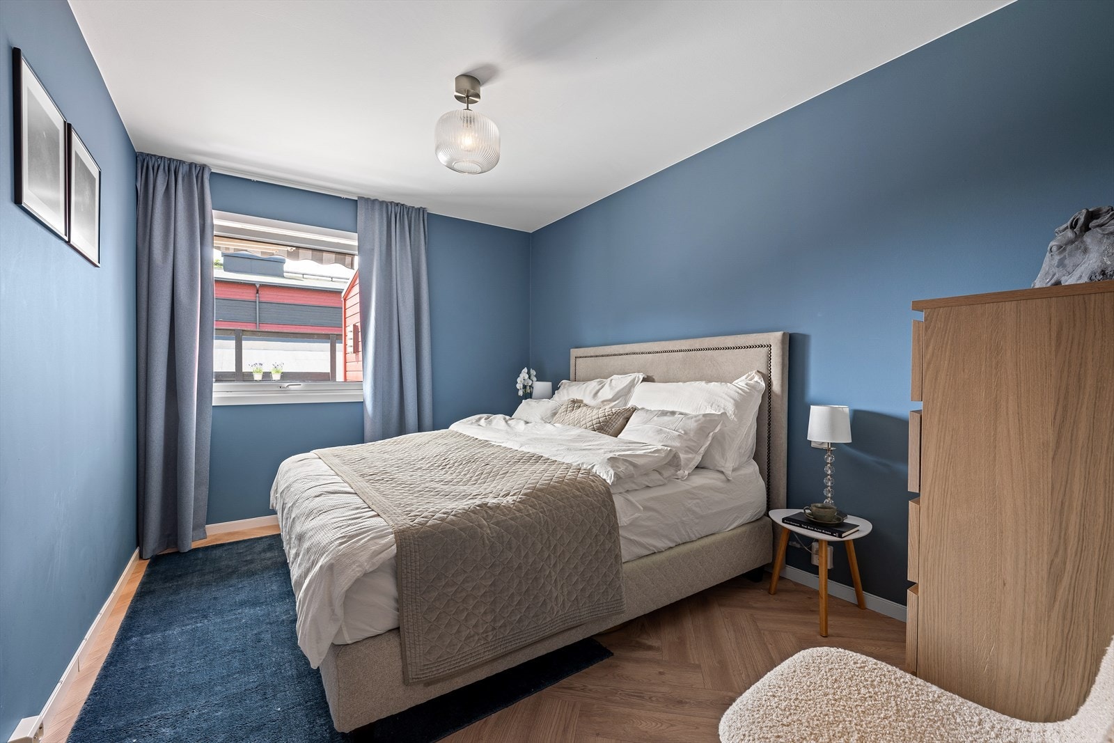 Boligens soverom er av god størrelse og har god plass til dobbeltseng og tilhørende soveromsmøblement. Galleribilde