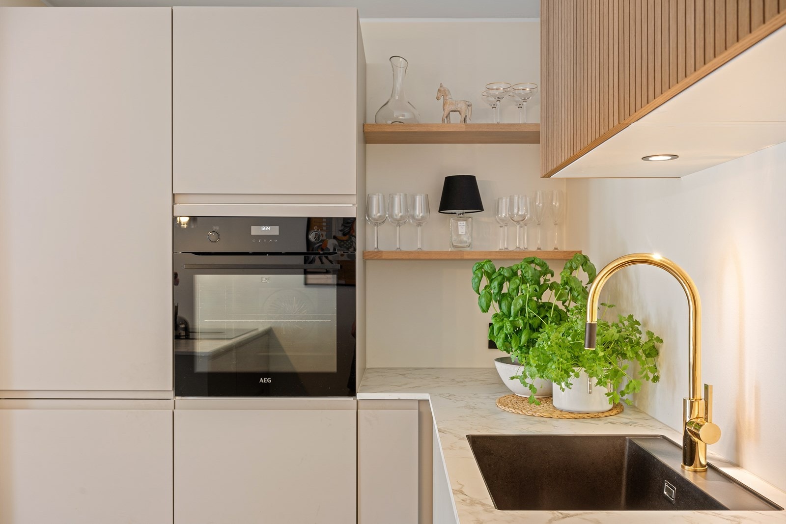 Rikelig med praktiske oppbevaringsmuligheter - Perfekt for deg som elsker matlaging og orden. Galleribilde