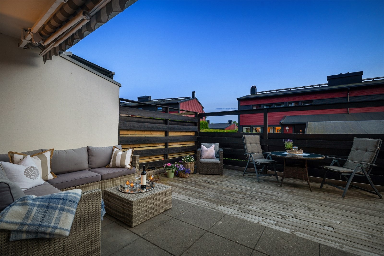 Direkte utgang til en flott terrasse fra stuen - meget privat. Galleribilde