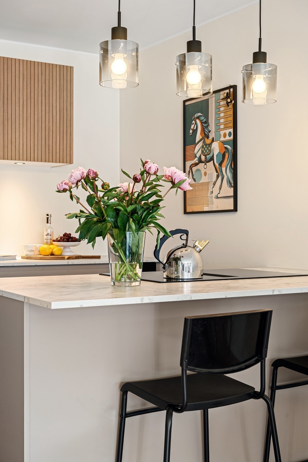 Kjøkkenøy som gir både ekstra benkeplass og smarte oppbevaringsløsninger. Galleribilde