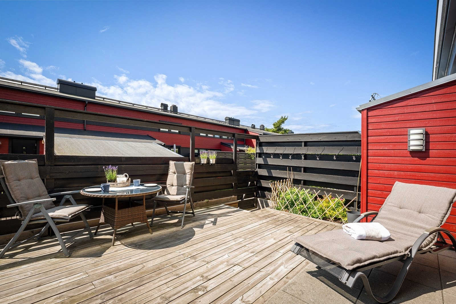 Direkte utgang til gangsti utenfor terrassen for enkel adkomst. Galleribilde