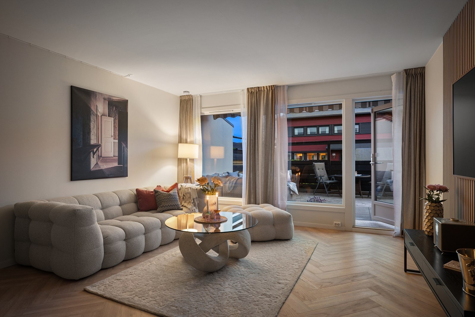 Leiligheten ble vesentlig påkostet i 2024 og holder en høy standard med fine soner og store vindusflater. Galleribilde