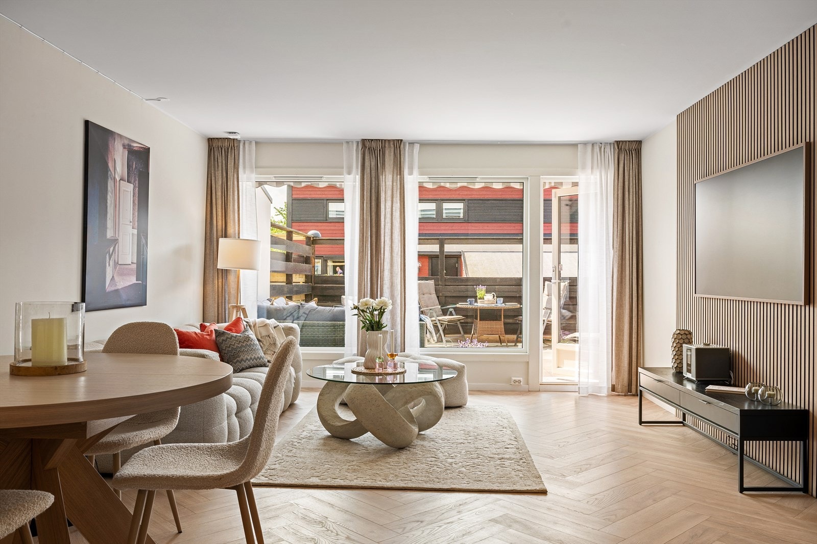 Leiligheten har en delikat fiskebeinslaminat i hele leiligheten som gir et svært godt inntrykk sammen med et delikat fargevalg og spilevegg. Galleribilde