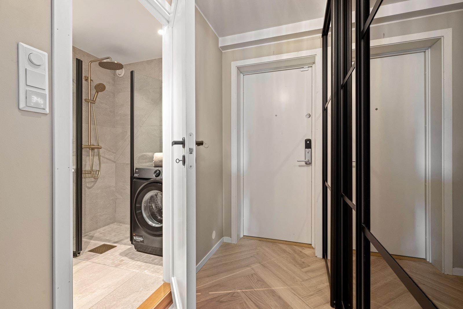 Velkommen inn! Stilren entré med skyvedørsgarderobe med speilfronter. Galleribilde