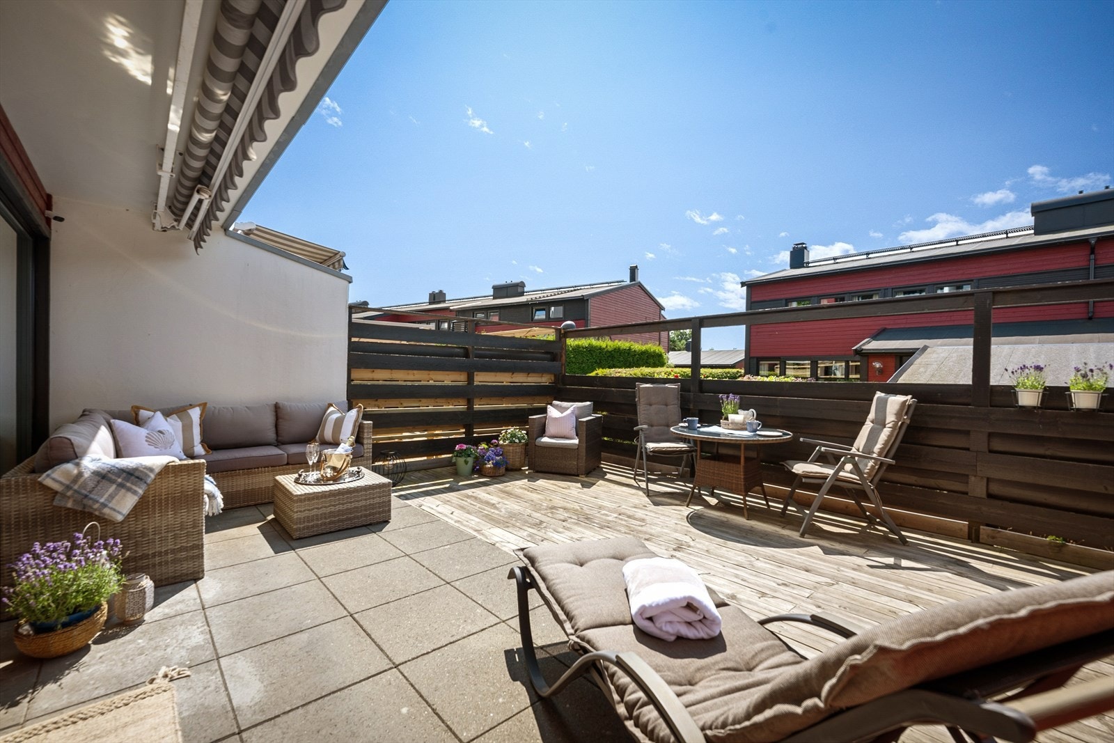 Terrassen kan deles inn i flere gode soner og byr på mange muligheter. Galleribilde