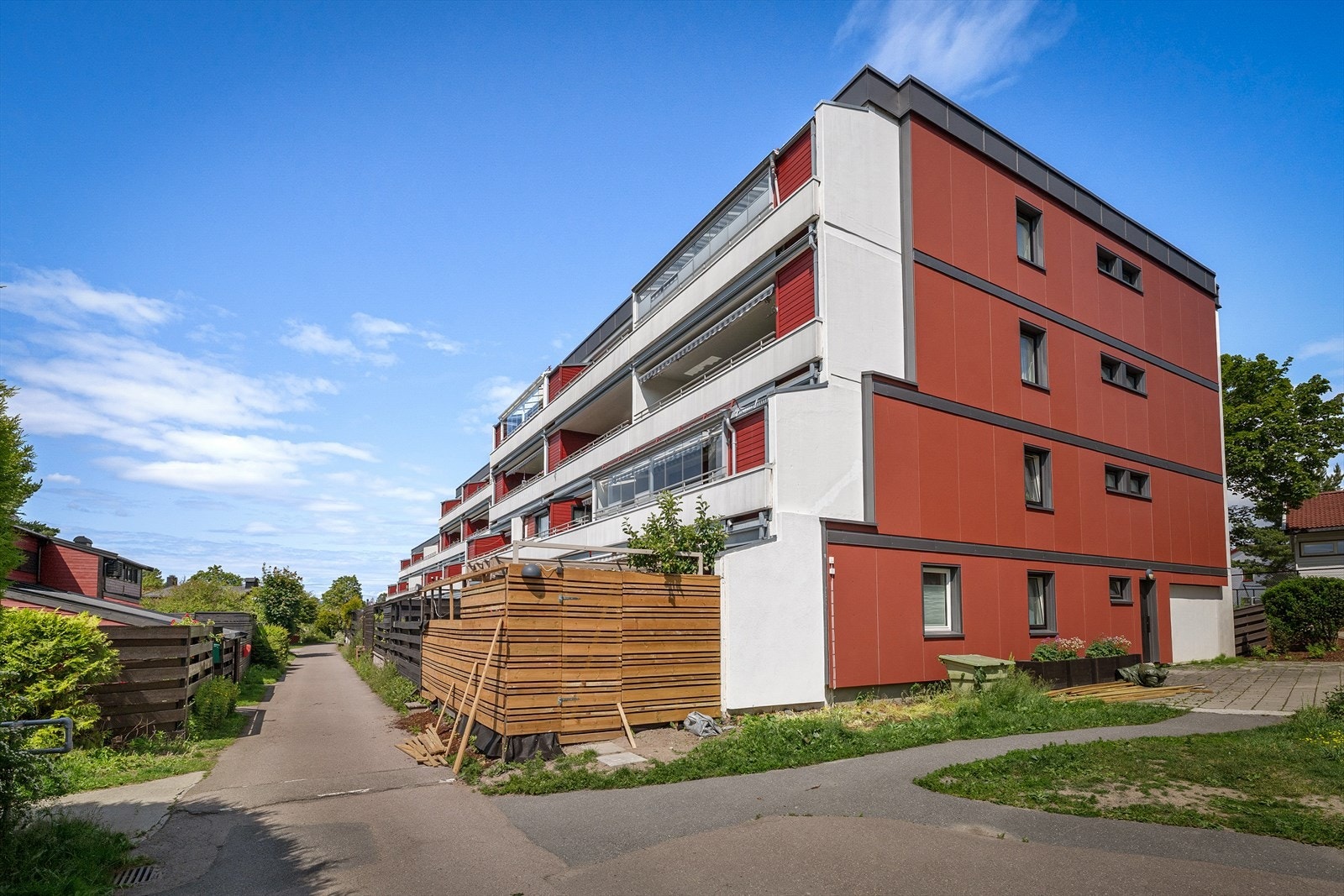 Leiligheten har både inngang fra hovedinngang og fra gangsti inn til terrasse. Galleribilde