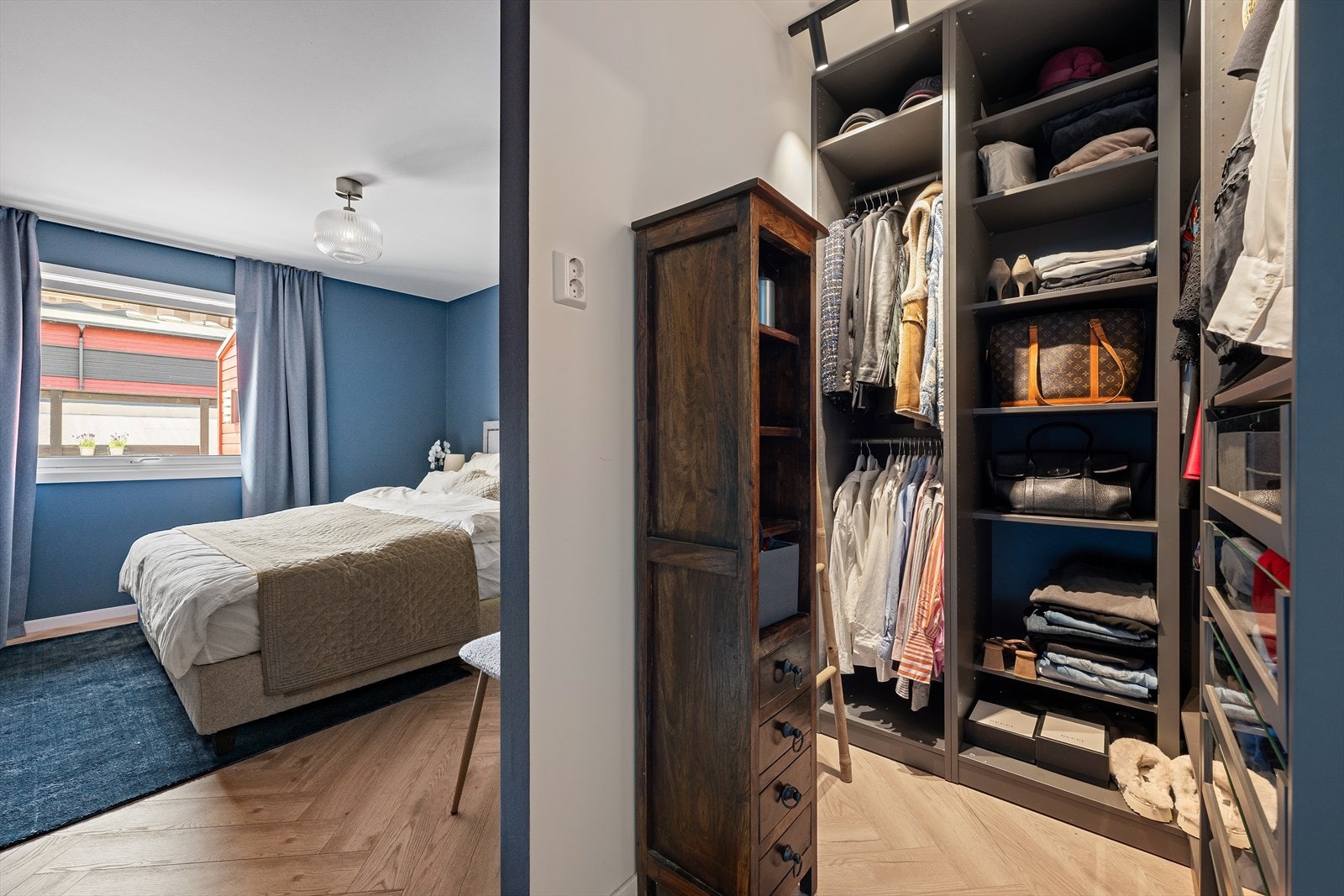 Oppbevaringen er sikret med en stilren garderobeløsning. Galleribilde