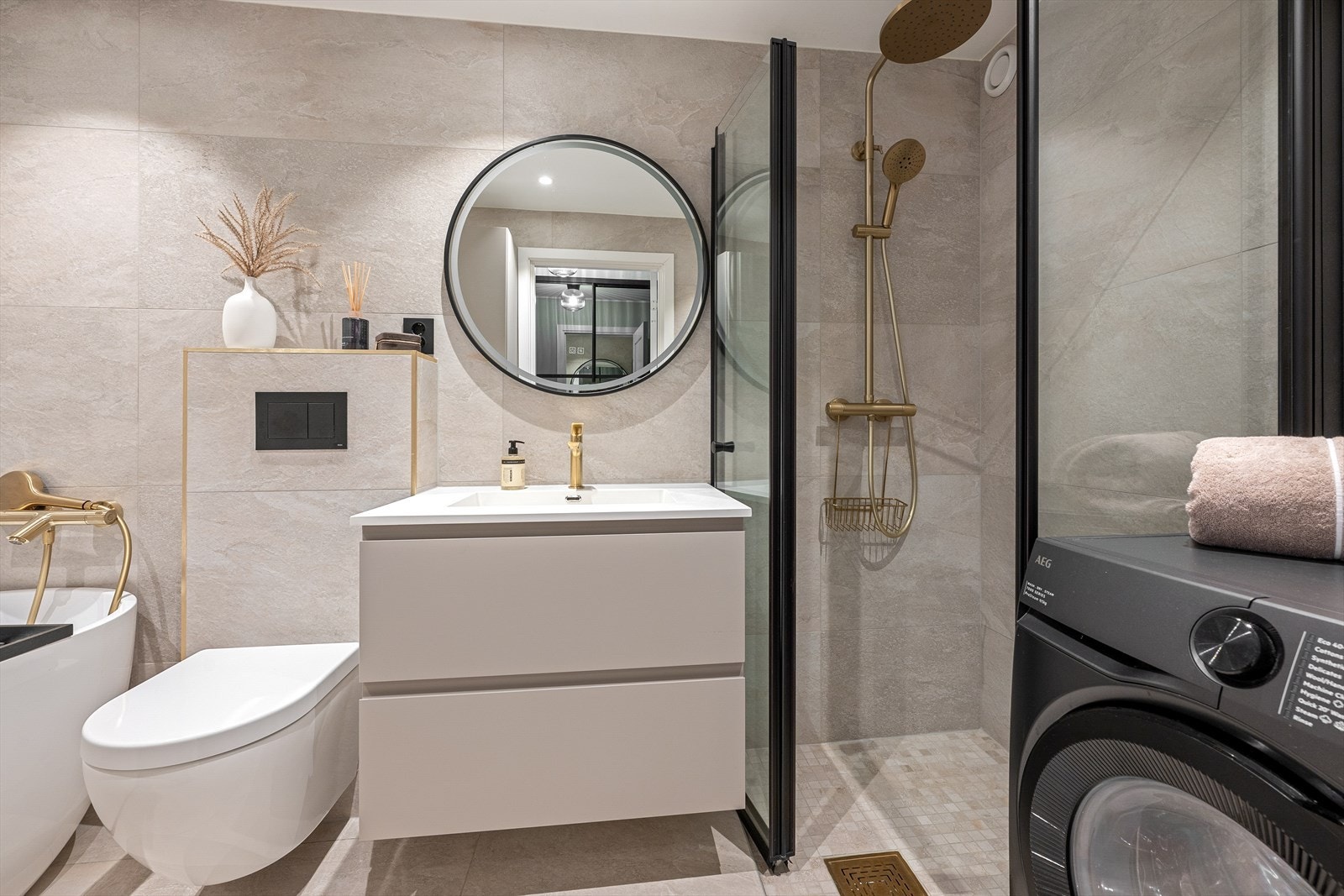 Mekanisk avtrekk og luftespalte med lufttilførsel under dør sikrer godt inneklima. Opplegg for vaskemaskin. Galleribilde