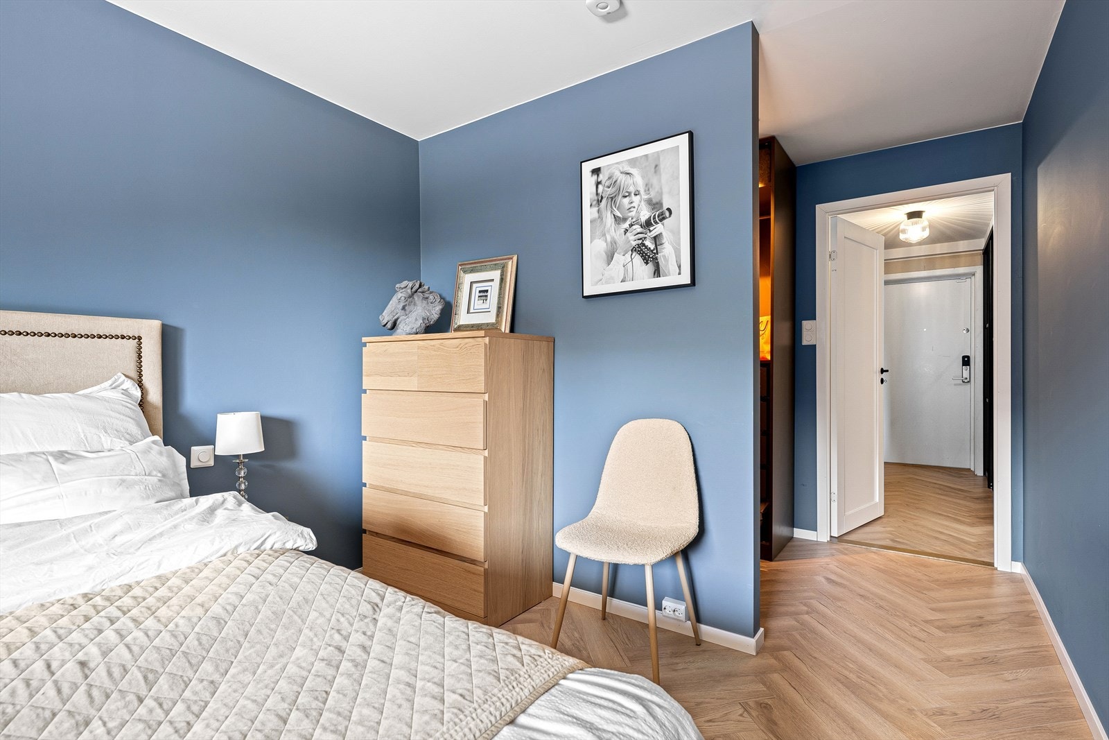 Rommet vender ut mot terrassen - rolig og tilbaketrukket! Galleribilde