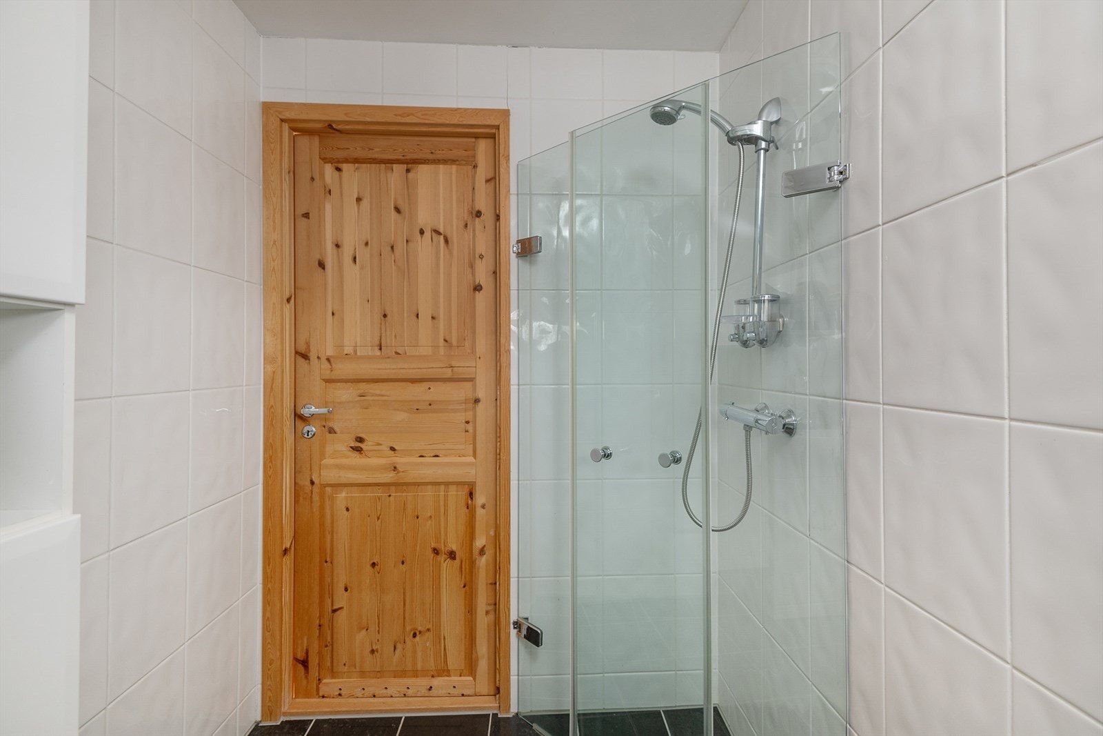 Badet har dusjmuligheter og gulvmontert toalett (ikke vannklosett) Galleribilde