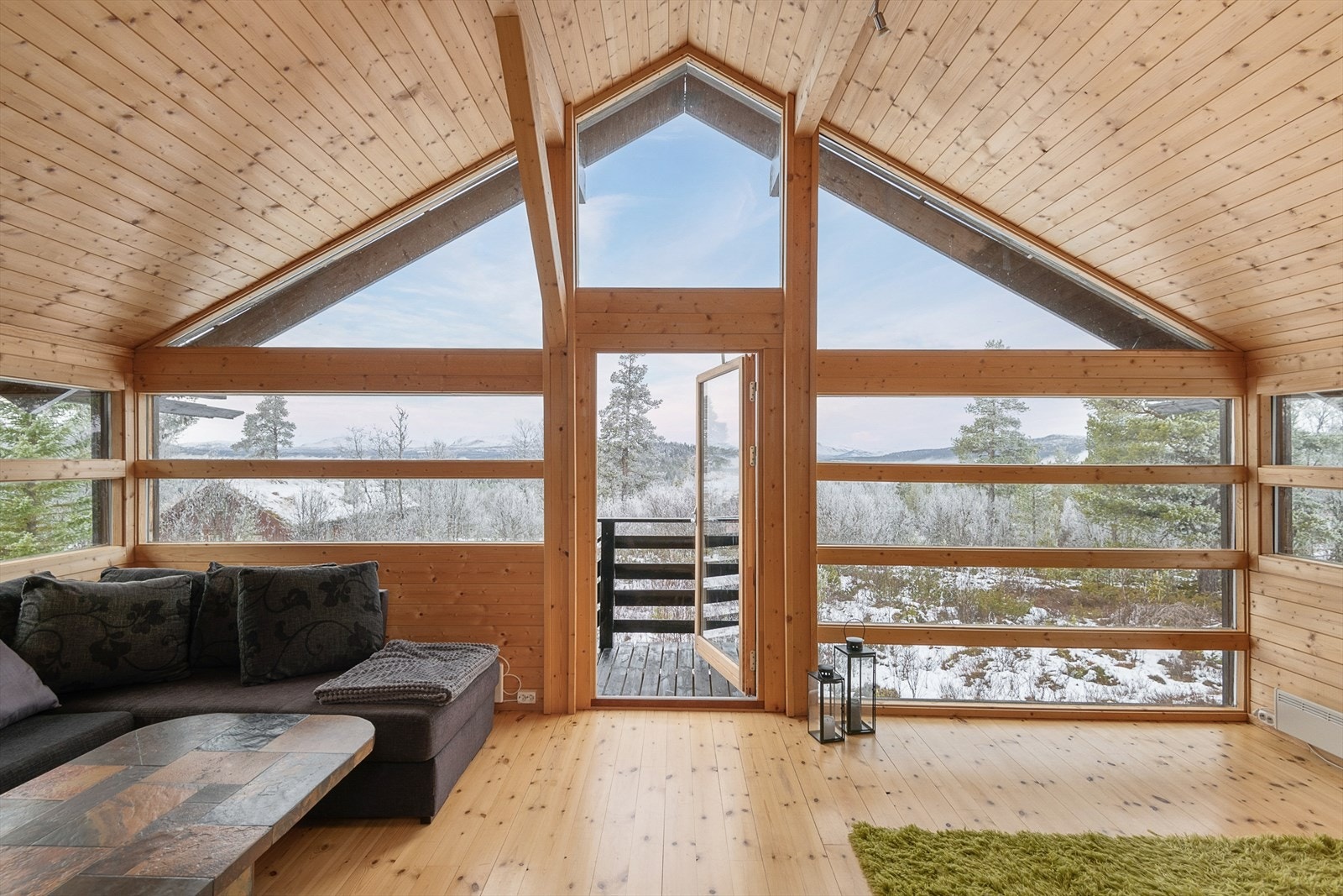 I stuen er det svært godt med vindusflater, så her føler du virkelig at du har naturen som nærmeste nabo Galleribilde