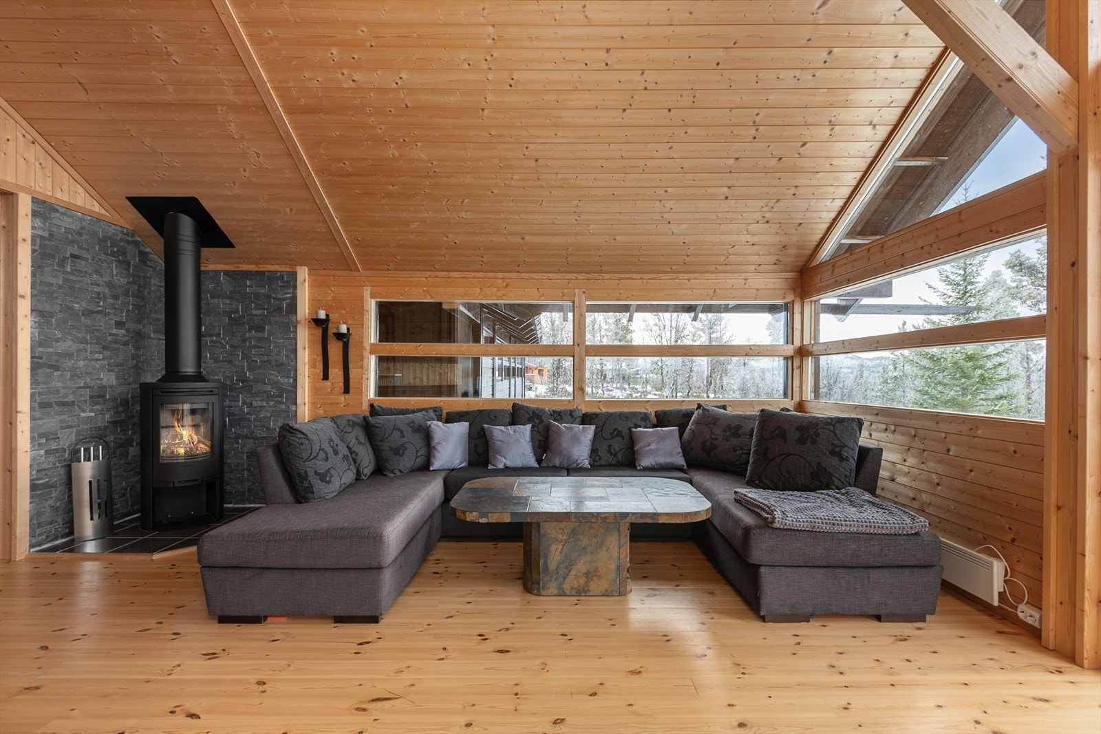 Det er god plass for større sofagruppe og annet møblement i stuen Galleribilde