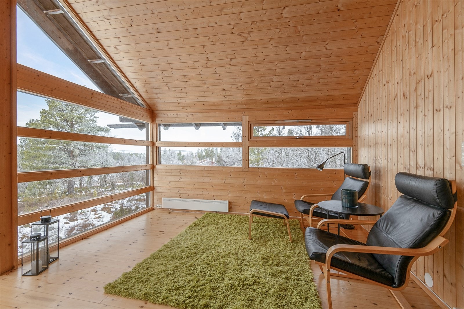 Her kan du sitte å skue ut over uberørt natur Galleribilde