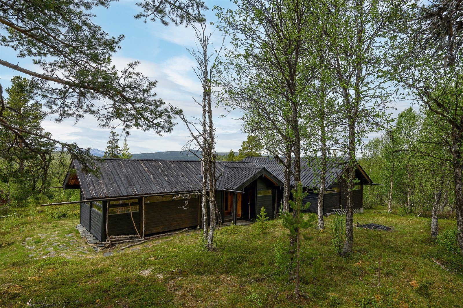 Hytta ligger flott til på et lite høydedrag på Dyrtjønnfeltet i Espedalen Galleribilde