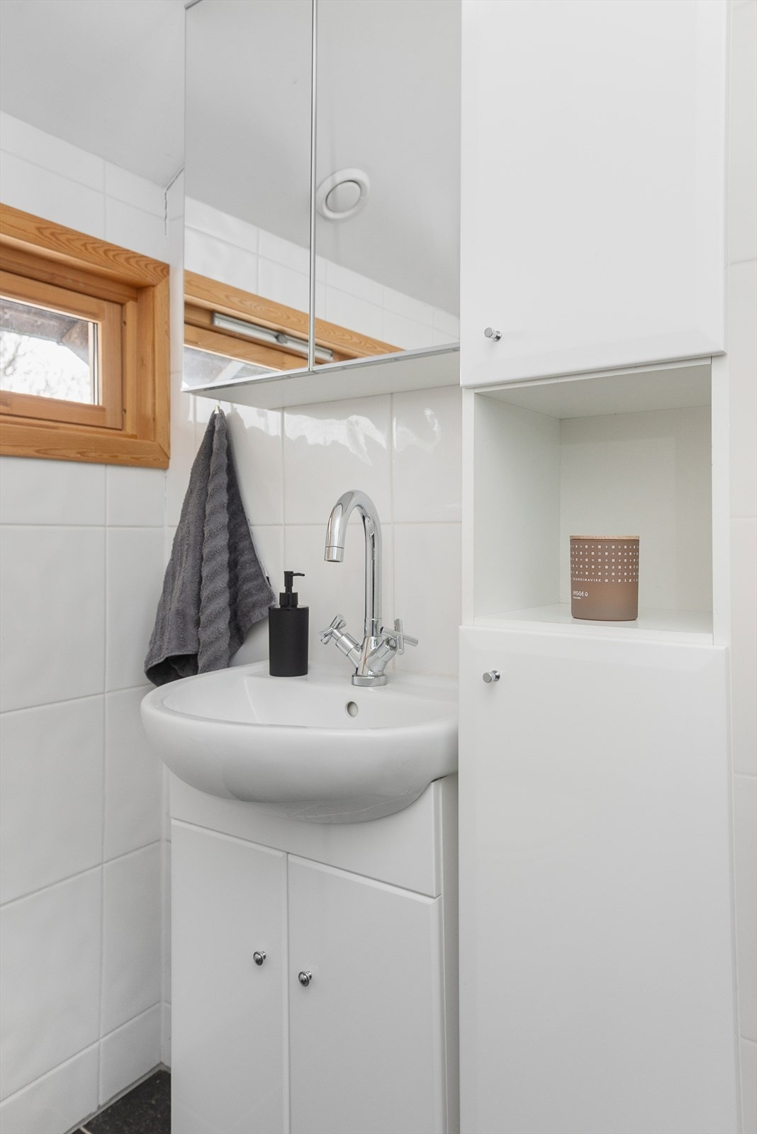 Praktiske innredninger i hvit høyglans Galleribilde