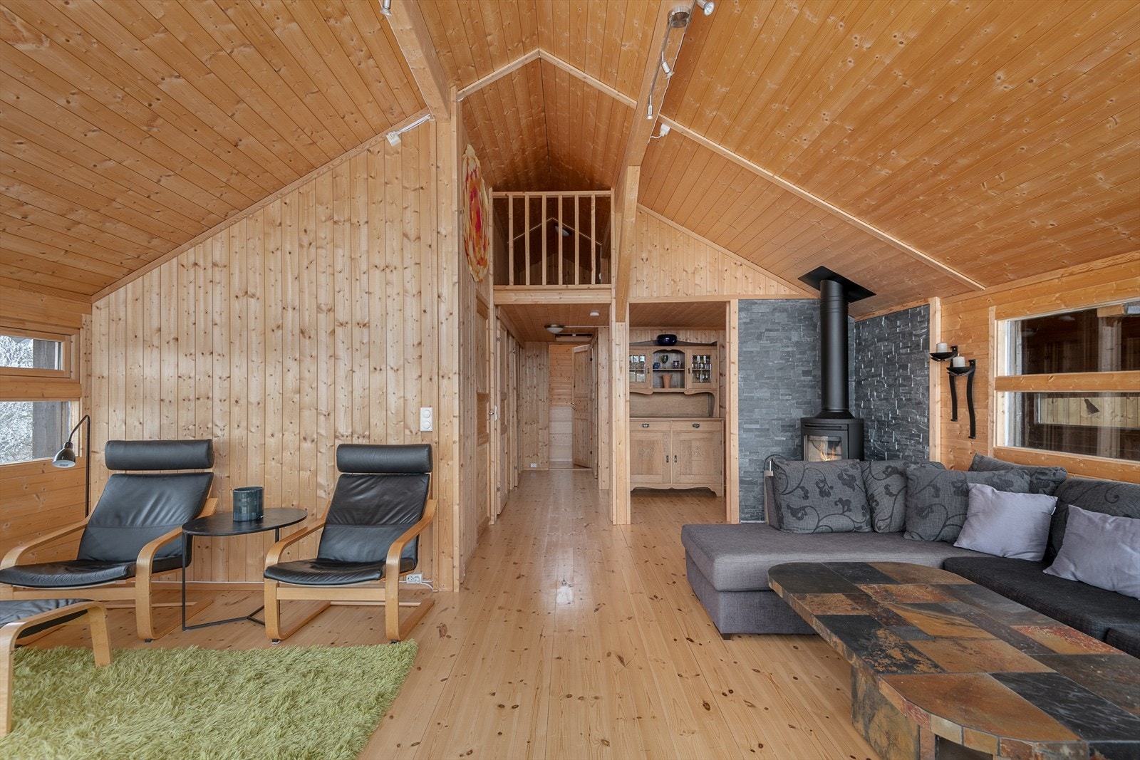 Stuen har åpent røste som gir meget god romfølelse Galleribilde