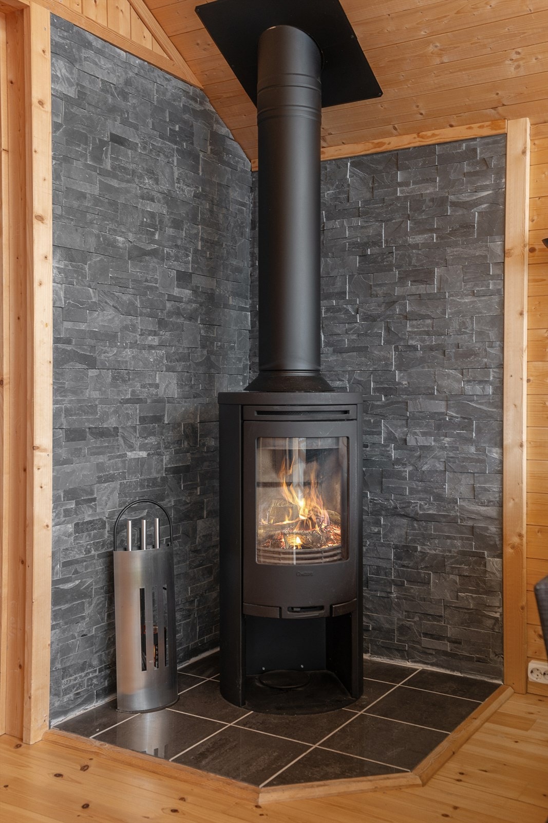 Peisovnen i stuen gir både flott atmosfære og god varme på mørke kvelder Galleribilde