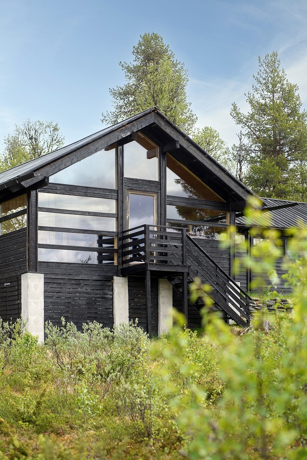 Liten veranda med trapp ned til terrenget Galleribilde