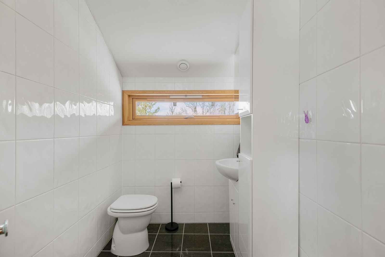 Badet har flislagte overflater og gulvvarme Galleribilde