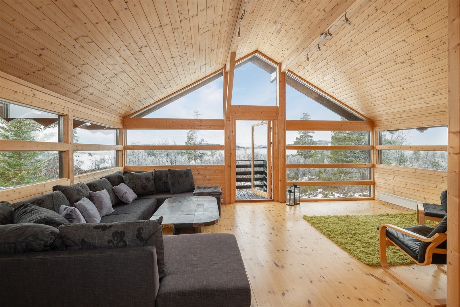 Hytta har romslig stue med flere møbleringsmuligheter Galleribilde