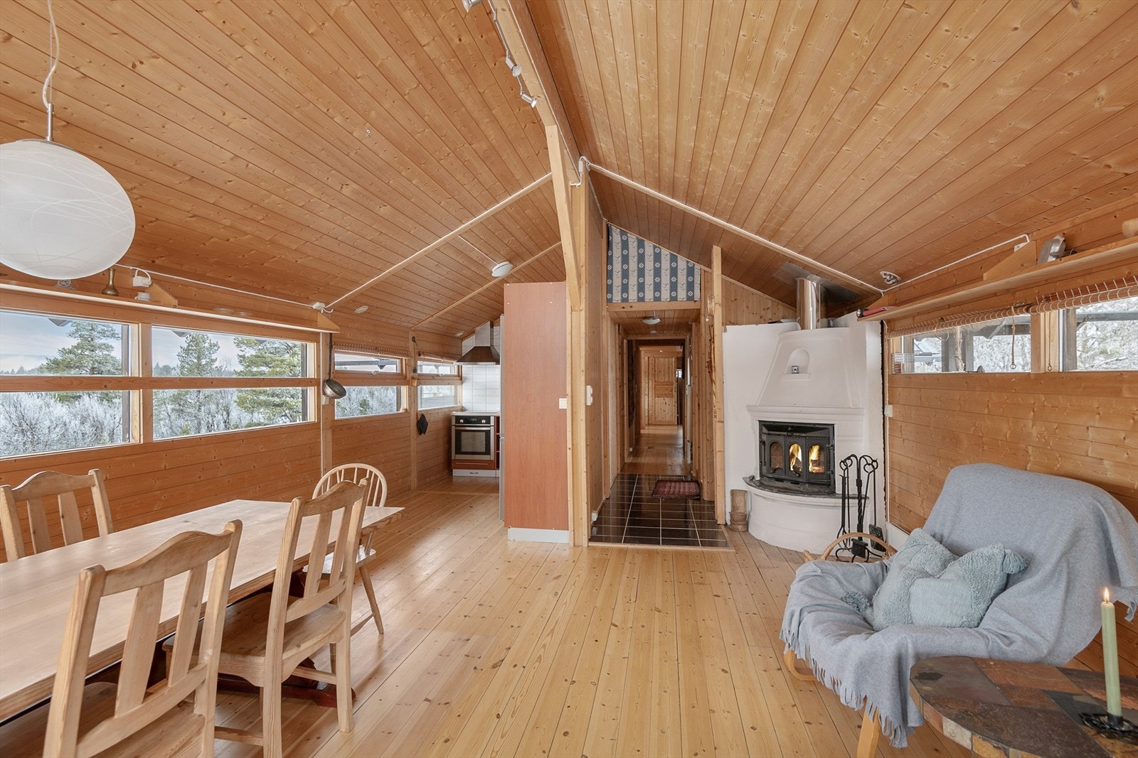 I motsatt ende av hytta er det romslig stue og spisestue i åpen løsning Galleribilde