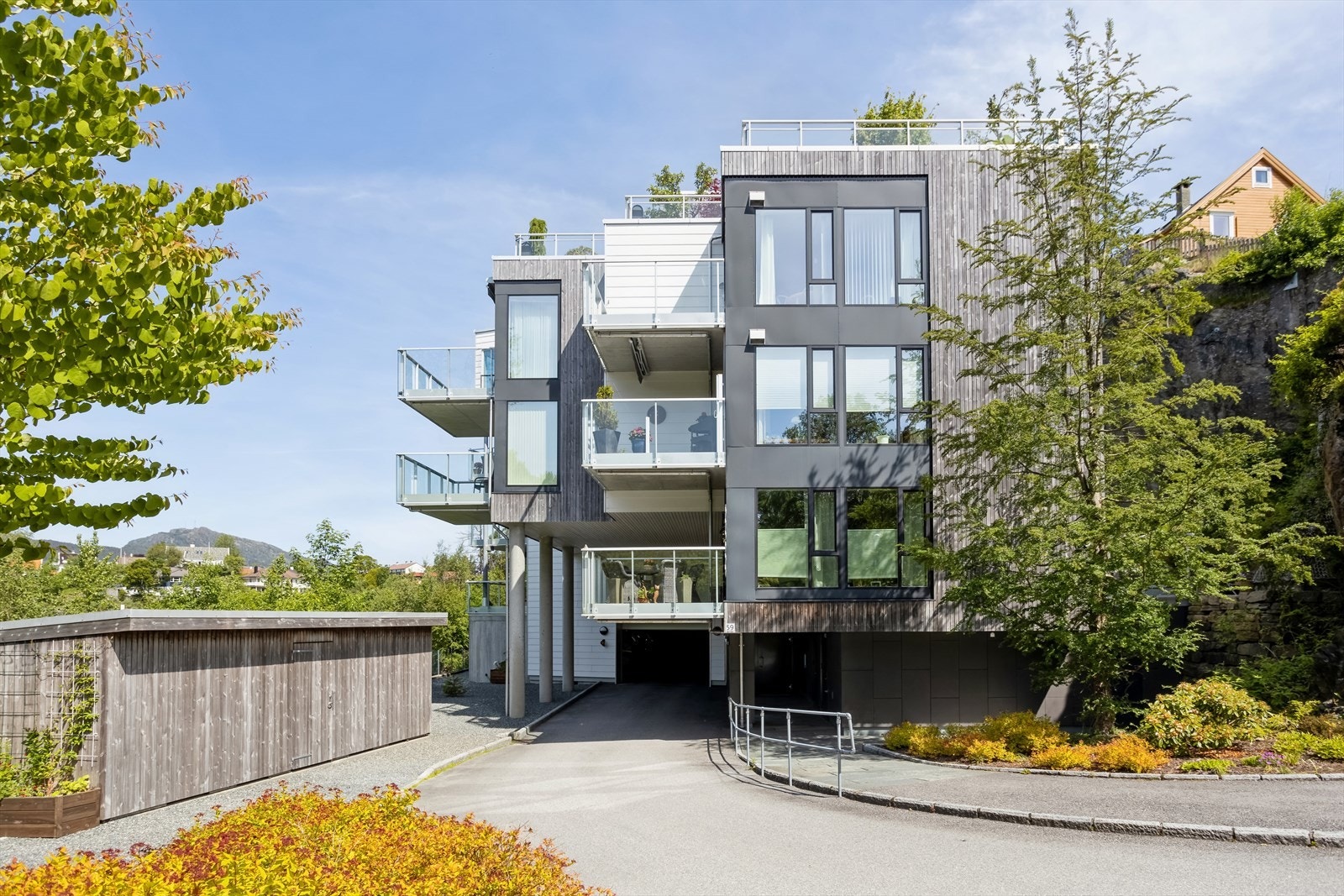 Leiligheten ligger i en moderne bygning fra 2012 med god standard, gjennomtenkte løsninger og et attraktivt bomiljø sentralt på Nesttun. Garasjeanlegg under leilighetene. Galleribilde