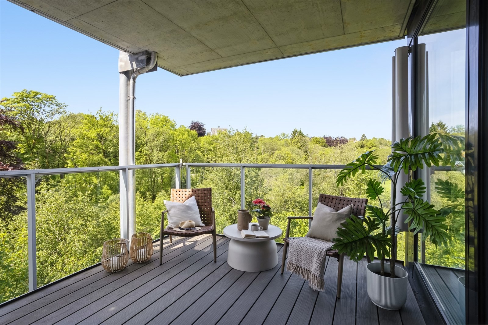 Solrik balkong på ca. 10 kvm - perfekt for morgenkaffen eller ettermiddagskos i solen. Her har man sol fra ca kl 14 til sent på kveld, ca kl 23. Galleribilde