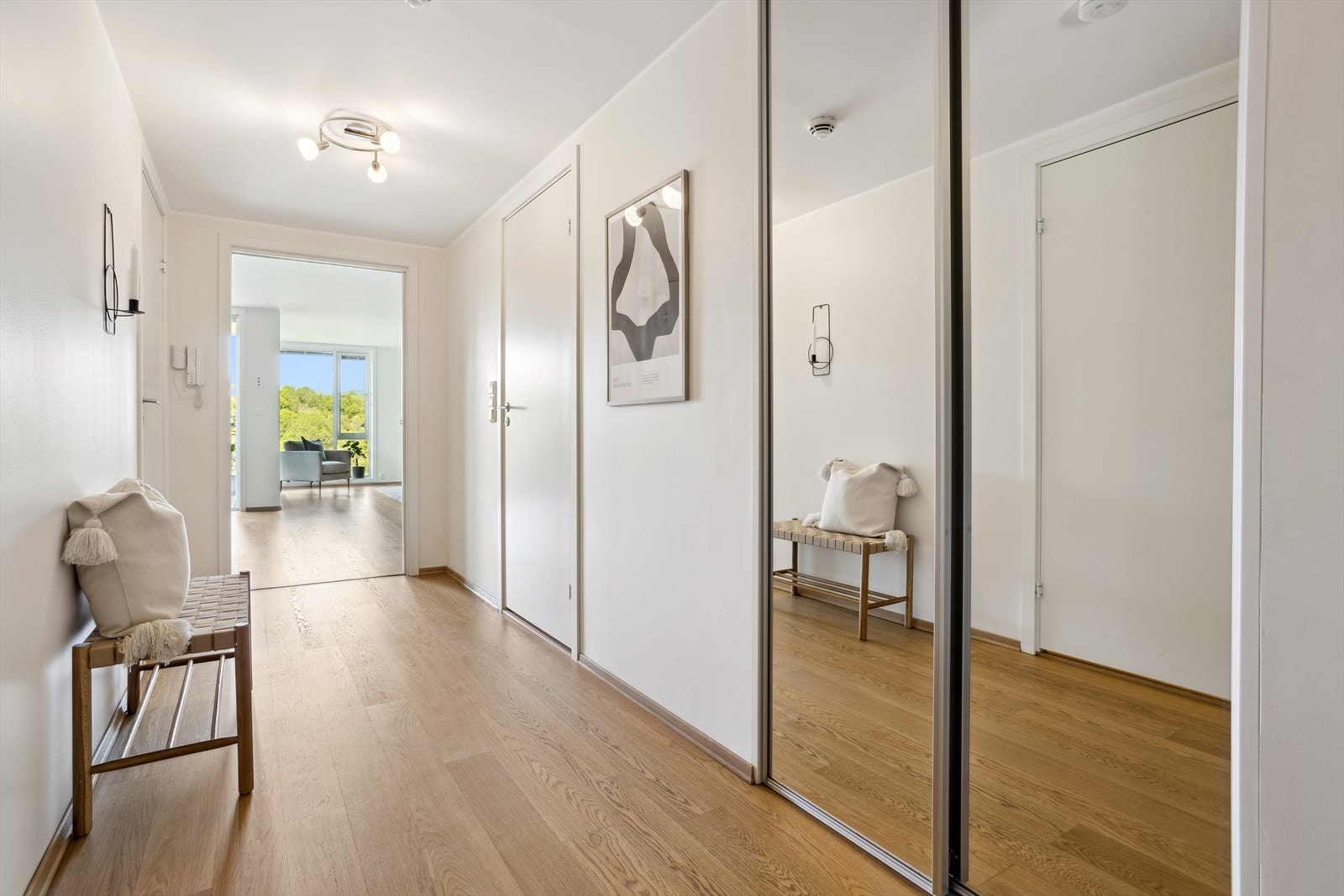 Inngangspartiet gir et lyst og trivelig førsteinntrykk med lekker skyvedørsgarderobe og ellers god plass til oppbevaring. Galleribilde