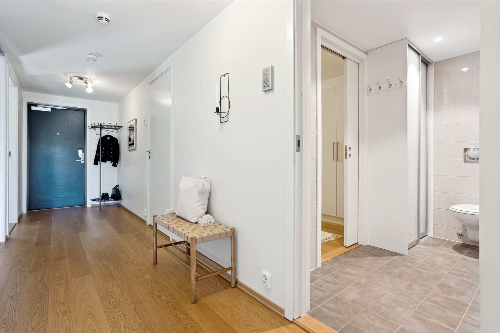 Nymalte overflater gir et moderne og velholdt uttrykk. Vannbåren varme i gulv. Galleribilde