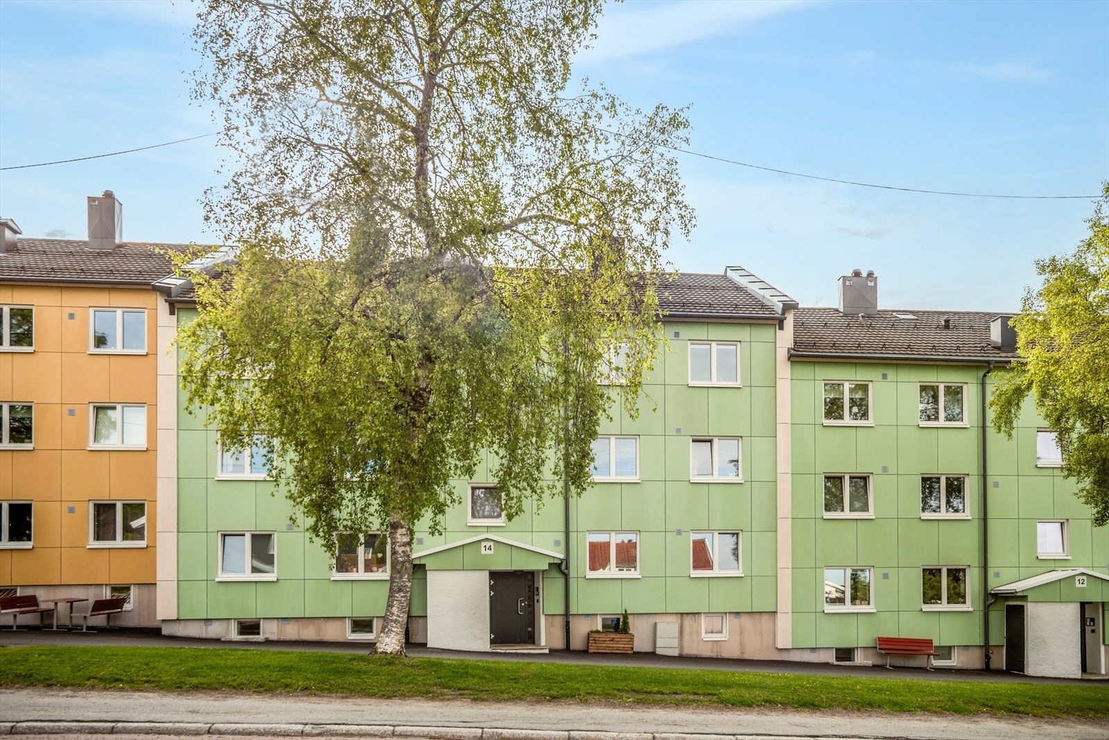 Attraktivt leilighetsbygg med moderne fasade, sentralt plassert i et rolig nabolag. Nærhet til grøntområder og kollektivtransport. Galleribilde