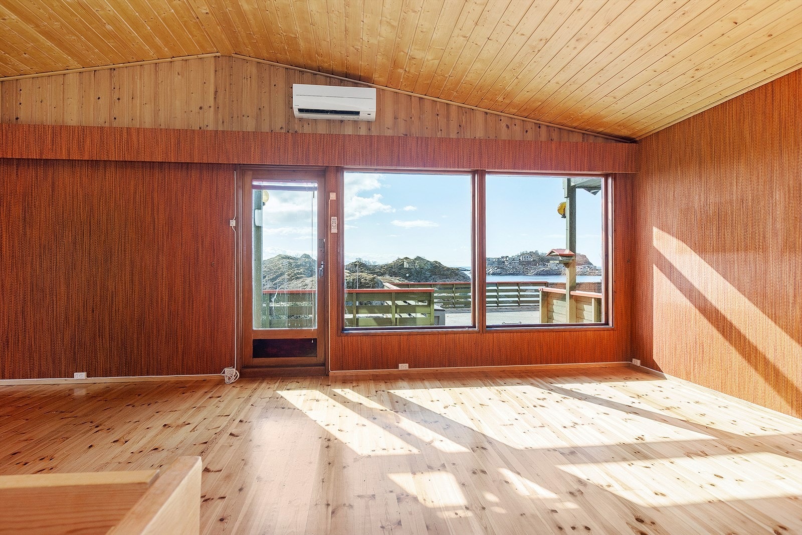 Stuen har en suveren utsikt mot sjøen - 1.etg. Galleribilde