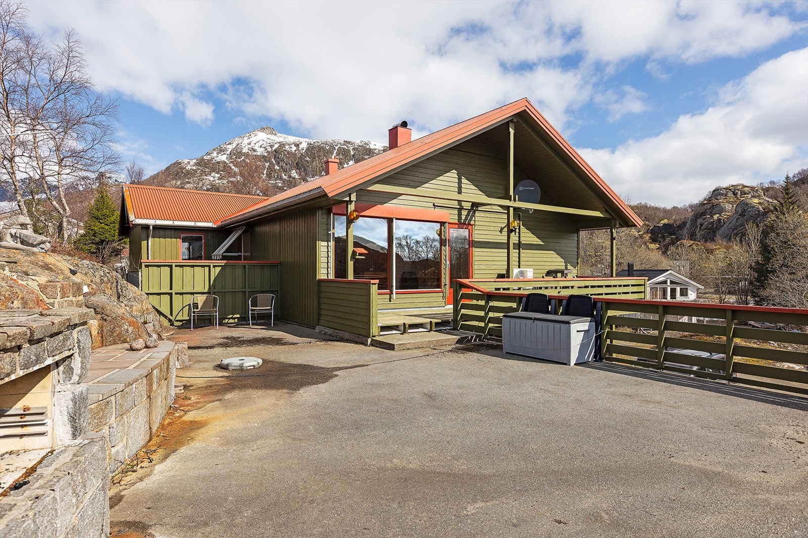 Fra stuen er det utgang til veranda og veldig stor terrasse Galleribilde