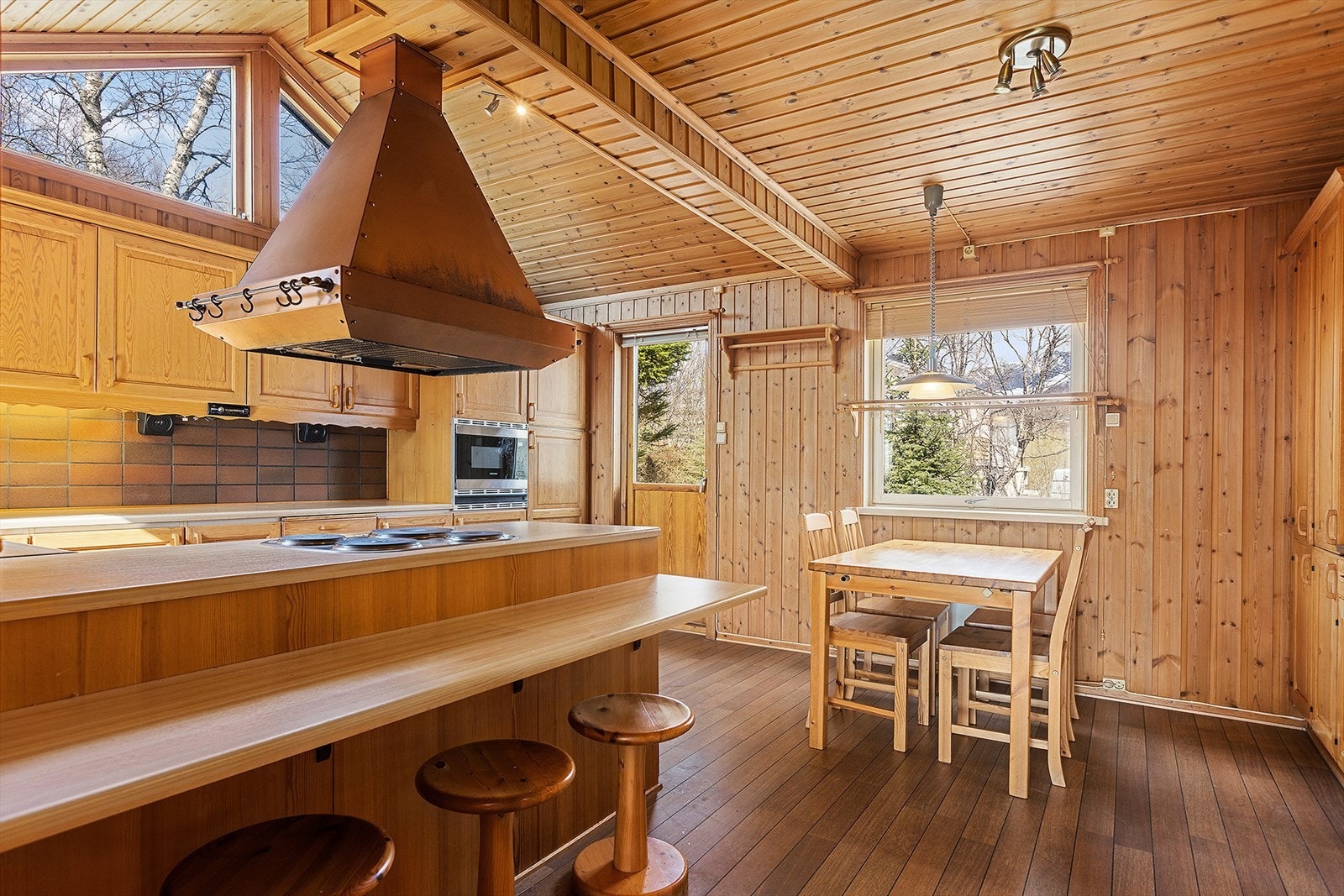 Kjøkken med barplass ved kjøkkenbenken - 1.etg. Galleribilde