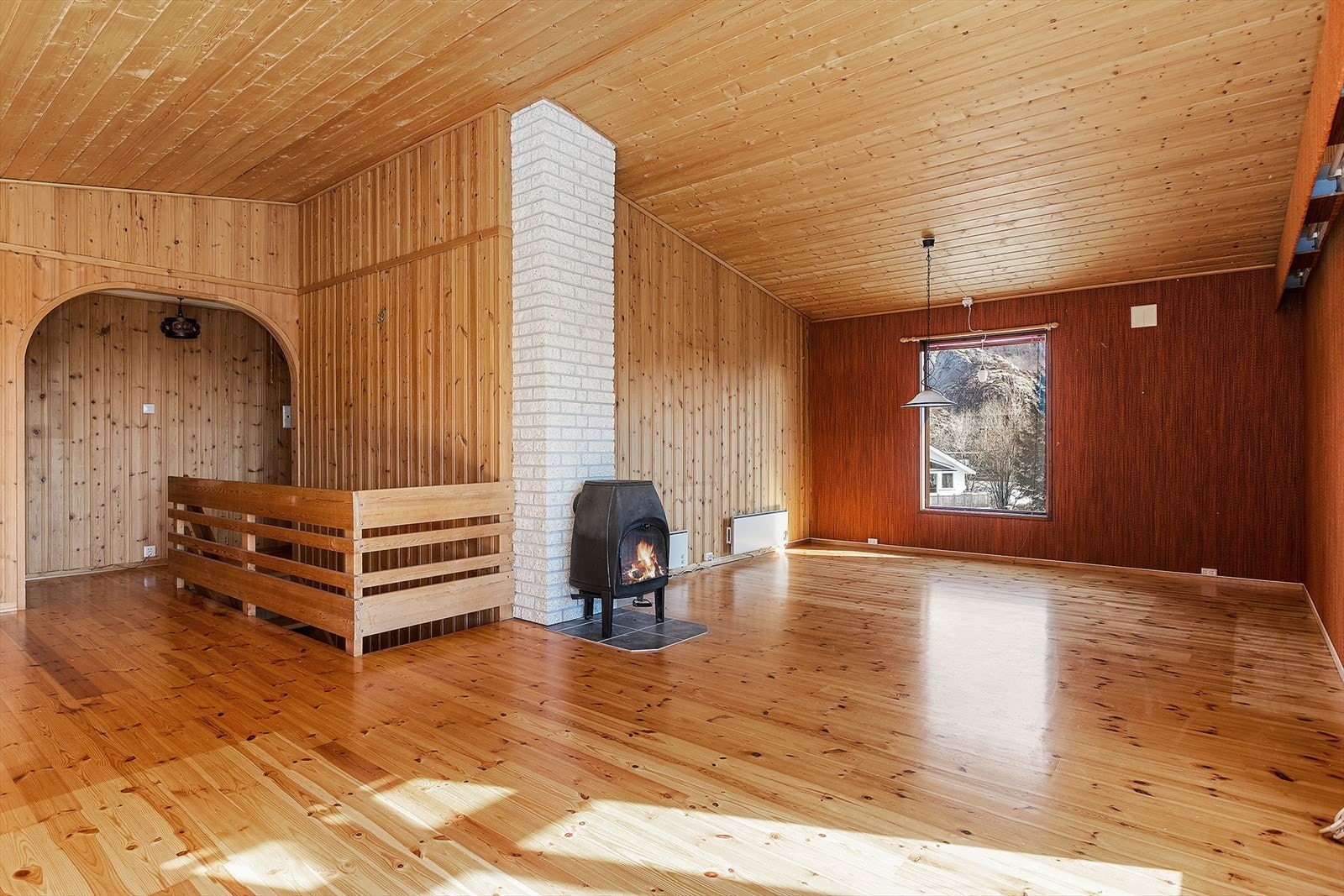 Omfangsrik stue hvor det er god plass til både stue, spisestue og TV-stue - 1.etg. Galleribilde