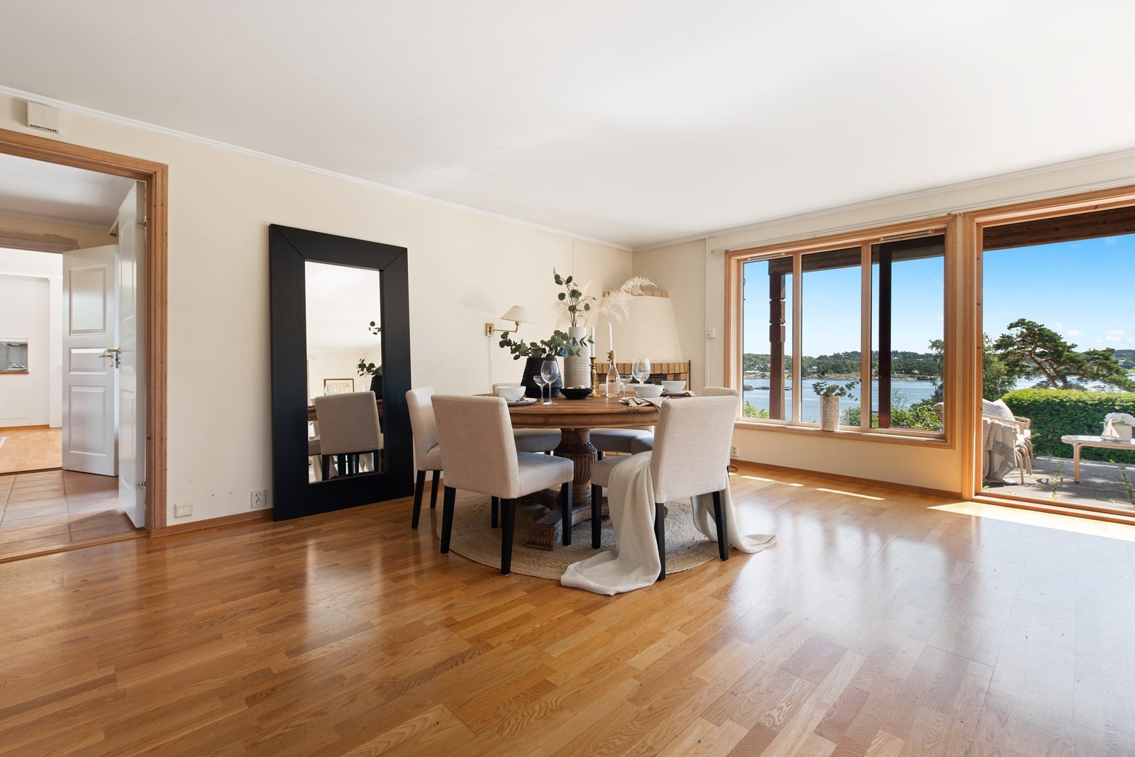 Boligen strekker seg over hele 238 m² og rommer to kjøkken, to bad, fem soverom samt to ekstra soverom utendørs - ideelt for gjester eller en separat hjemmekontorplass. Galleribilde