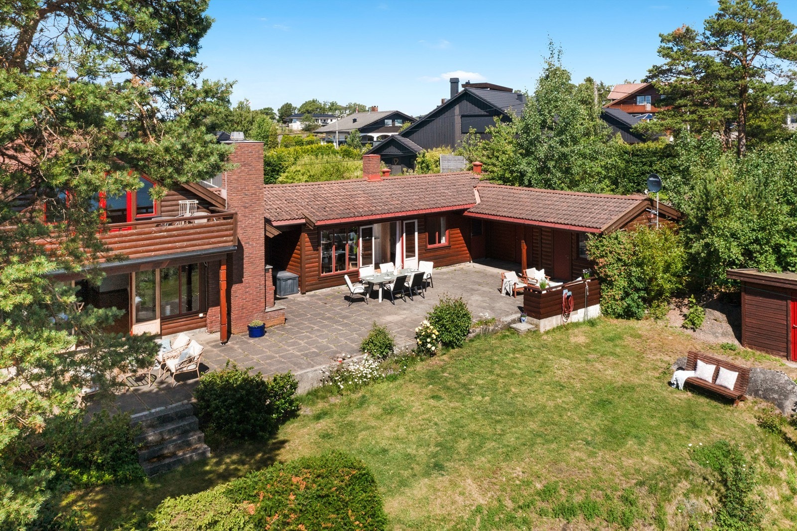 Grip sjansen til å eie en perle av en eiendom med en unik beliggenhet ved sjølinjen, storslått utsikt og suverene solforhold i vakre Båtstangveien. Galleribilde