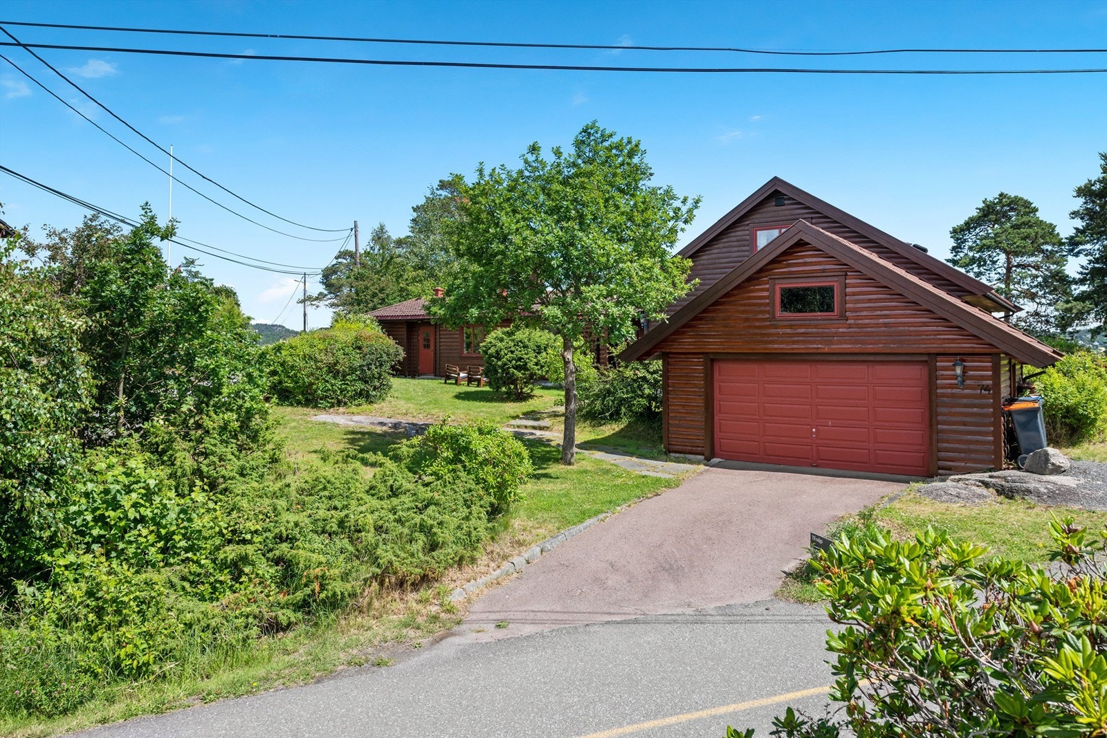 Dobbel garasje og koselig hellelagt sti fra garasjen og til hovedinngangen Galleribilde