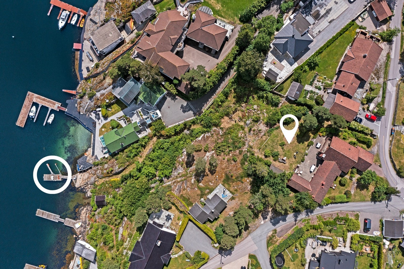 Dette er en sjelden mulighet til å skaffe seg en eiendom med sjølinje og brygge i Båtstangveien, med en fin og barnevennlig beliggenhet i rolig blindvei. Galleribilde