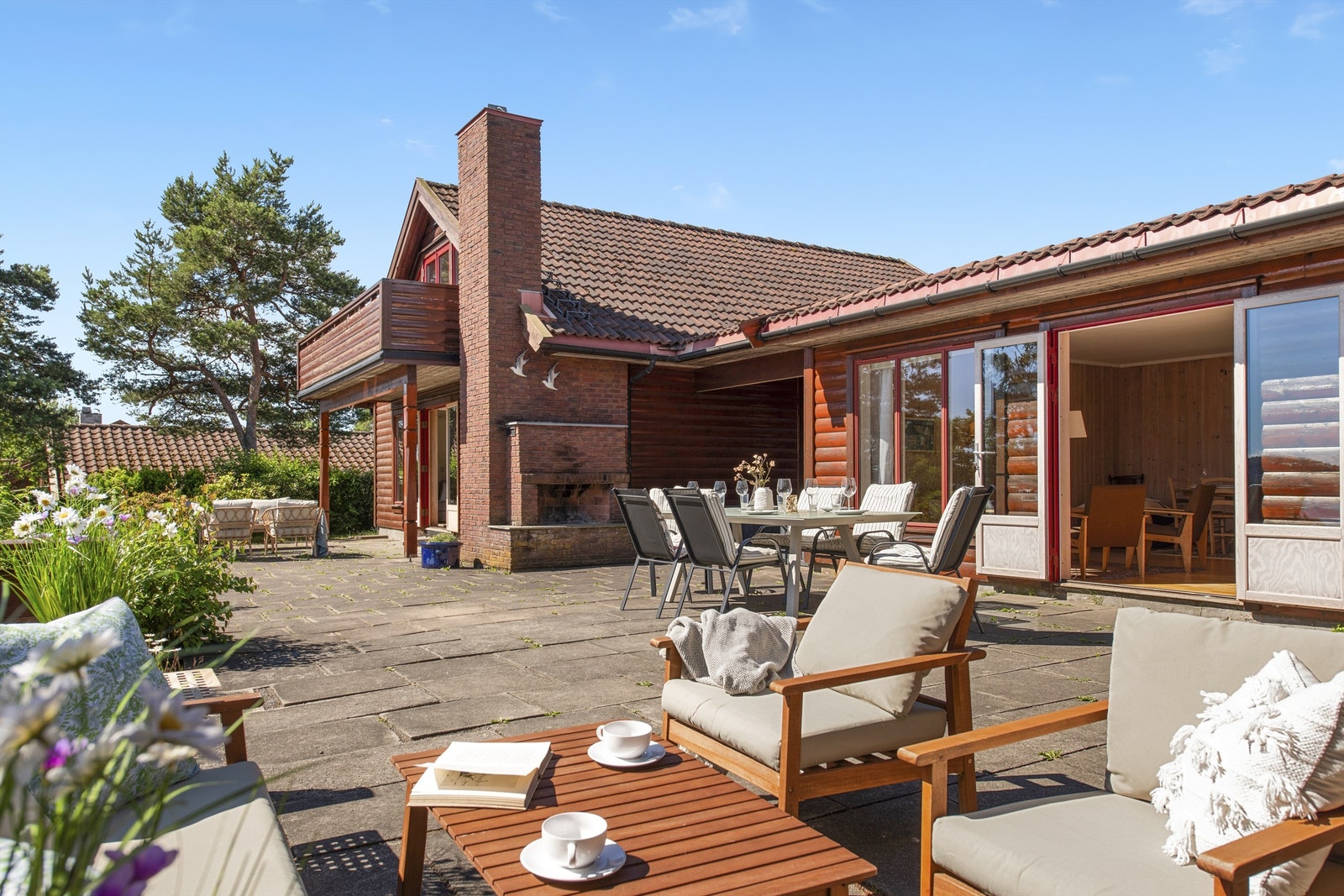 De nydelige uteområdene er som skapt for privatliv og ro, med en tomt på nesten 2,7 mål har du rikelig med plass til hagearbeid, lek eller bare nyte den friske sjøluften. Galleribilde